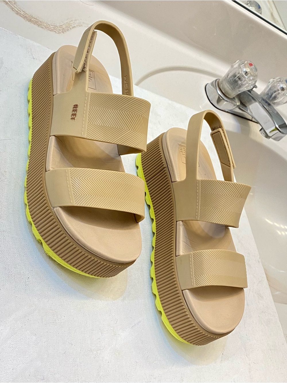 REEF Women Water Vista Higher, Size 6W , great condition clean interior
